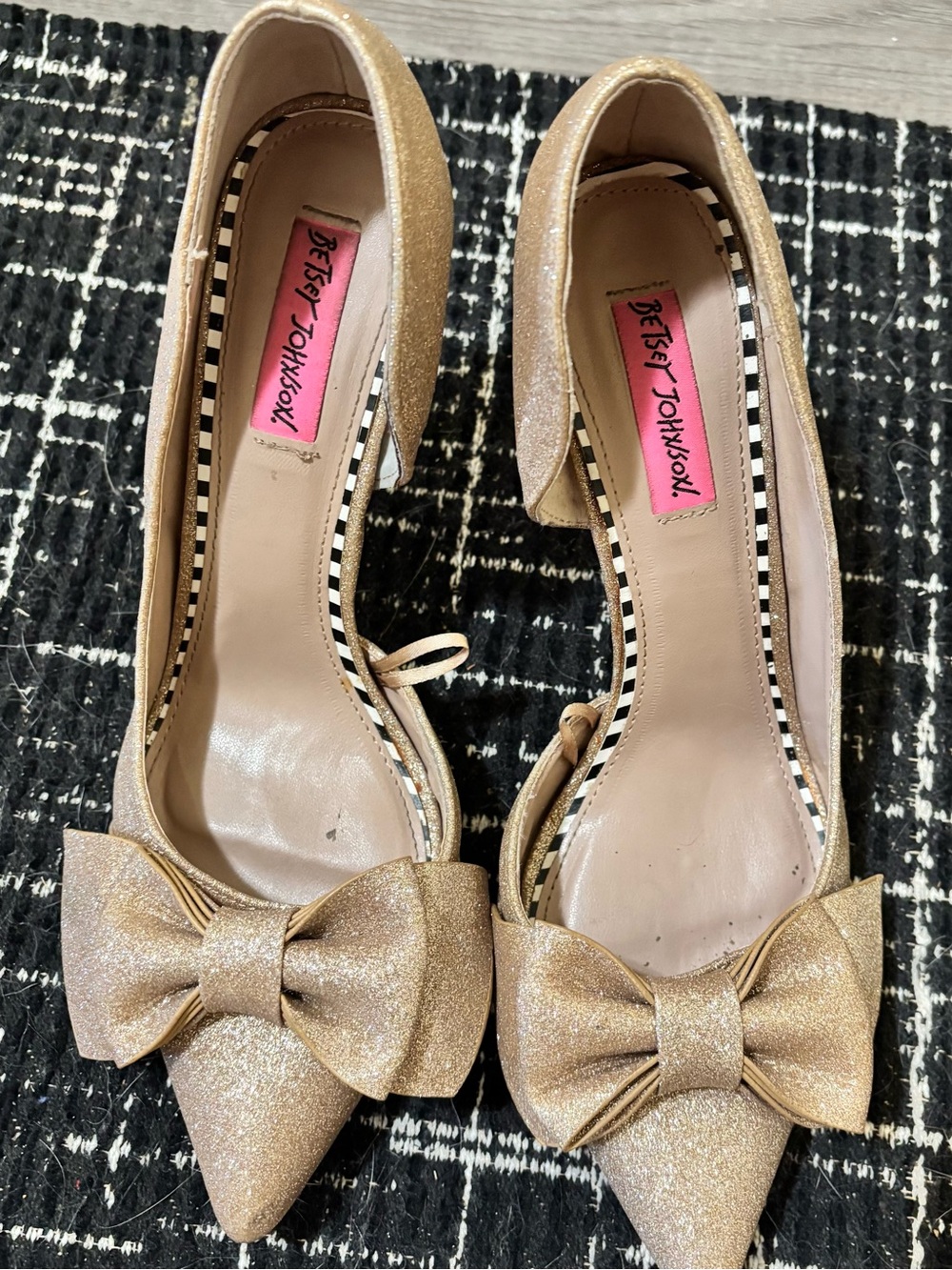 Betsey Johnson Gold Glitter Pointed Toe Bow Heels size 9